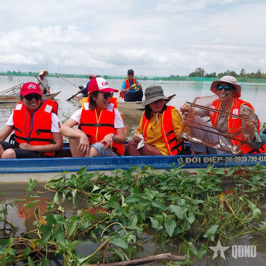 Trải nghiệm trên đồng nước nổi nuôi trữ cá đồng